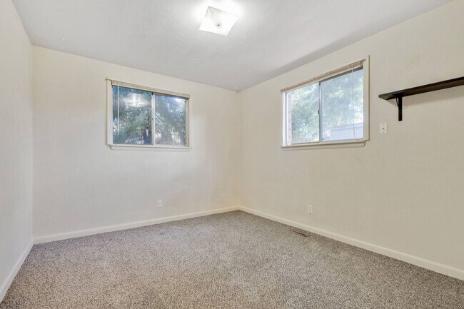 Foto del edificio - 2108 Applewood Rd