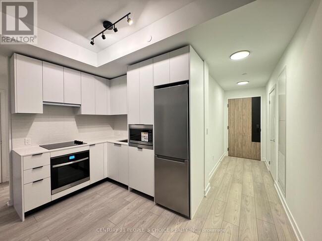 Building Photo - 1007 The Queensway