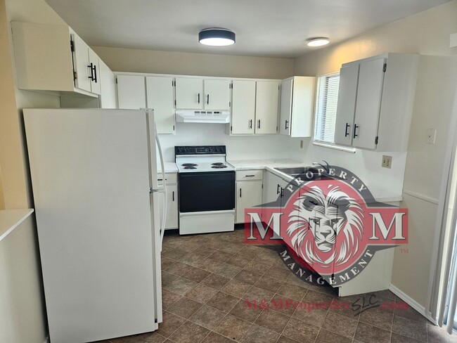 Foto del edificio - Updated 3 Bd. Office. Walk-Out Basement