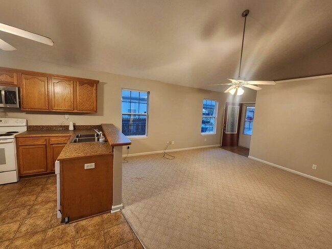 Building Photo - Spacious 3 bedroom 2 full bathroom with fr...