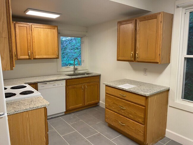 Building Photo - 4 Bedroom Home Just Off Cornell Campus