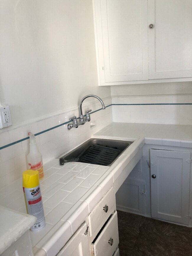 Building Photo - 545 S Hobart Blvd