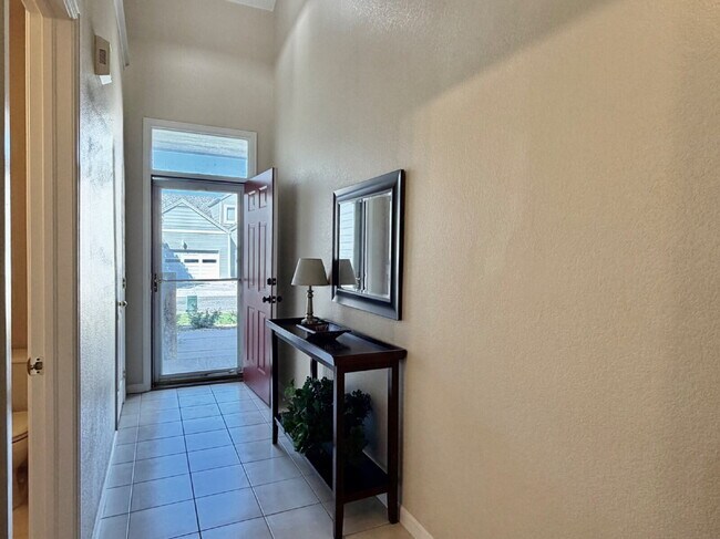 Foto del edificio - Lakeside 3 Bed/2.5 Bath Townhome in Gateway Community! Quiet, Scenic Living in The Heart Of Denver!