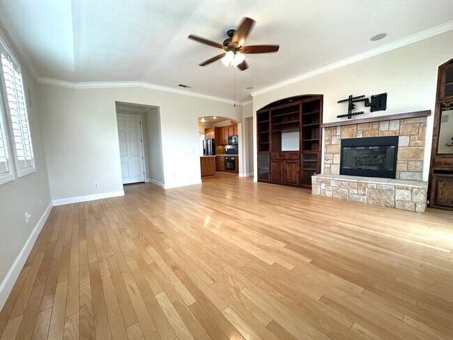 Foto del edificio - Beautiful 3-bedroom home in the heart of Manteca
