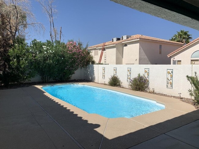 Foto del edificio - Single story pool home