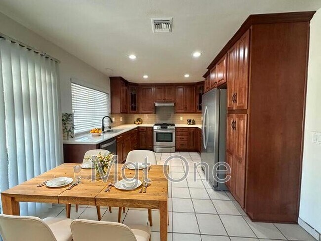 Foto del edificio - 23672 Suncrest Ave