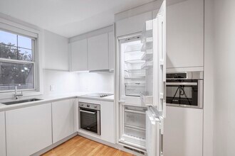 Building Photo - 5554 Rue Snowdon