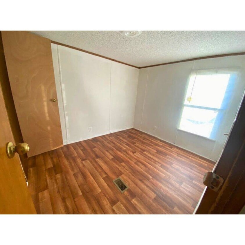 Building Photo - 306 Mark Rd