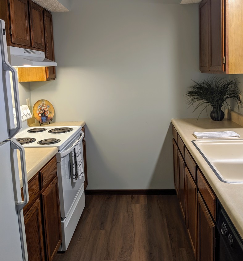 Kitchen - 6725 W Shade Ln
