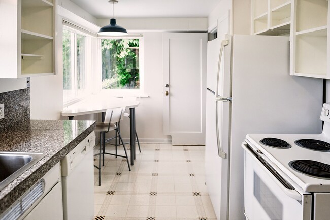 Building Photo - 3bd/1.75ba Seattle Home