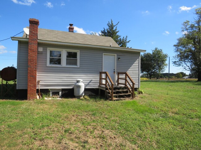 Building Photo - 3 Bedroom 2 Bath Home