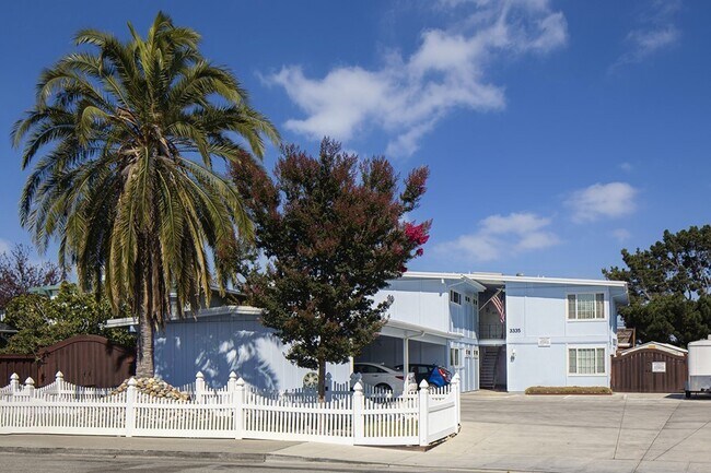 Foto del edificio - Luxury Waterfront Living with Patio & Fenc...