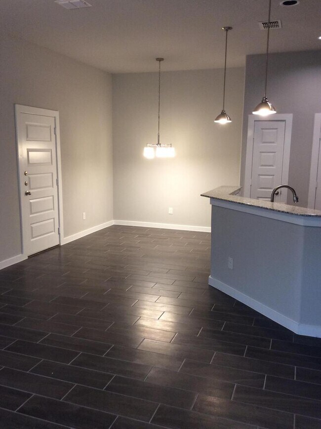 Foto del edificio - LUXURY TOWNHOME LOCATED IN PECAN PARK, BASTROP, TEXAS!
