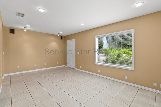 Building Photo - 302 E Weldon Ave