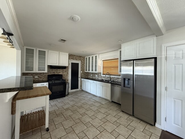 Building Photo - 3412 Baumann Ave