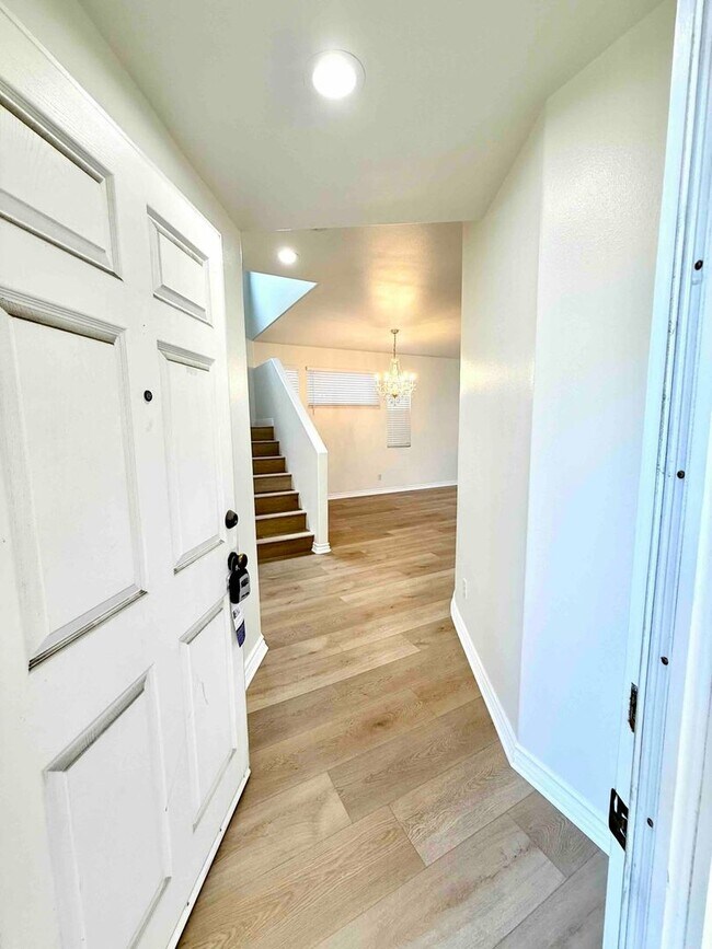 Foto del edificio - Gated Community - Updated Harbor City Townhouse - 3 bed / 2.5 bath