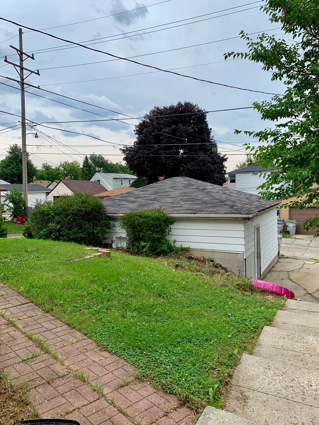 Building Photo - 622 S 68th St