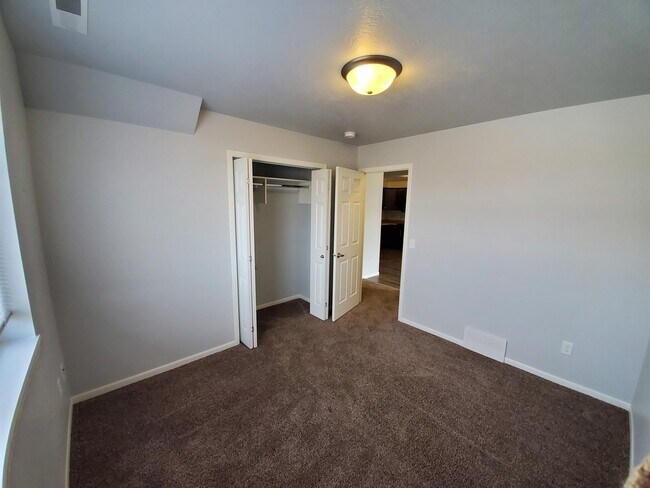 Building Photo - 408 N Sioux Blvd