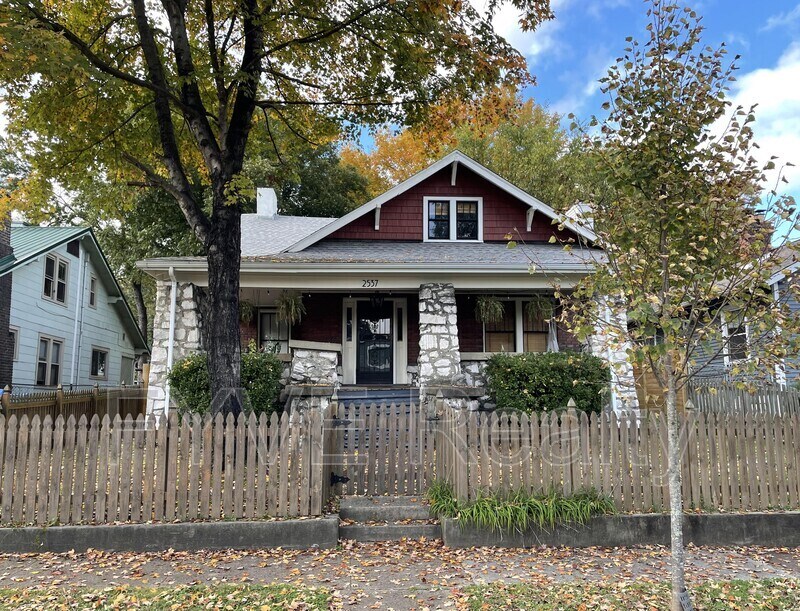 Primary Photo - 2537 Woodbine Ave