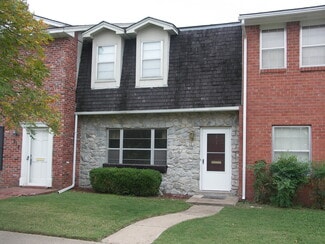 Spacious 2 bed / 2.5 bath Towhome - 219 W 8th St