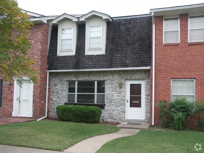 Spacious 2 bed / 2.5 bath Towhome - 219 W 8th St