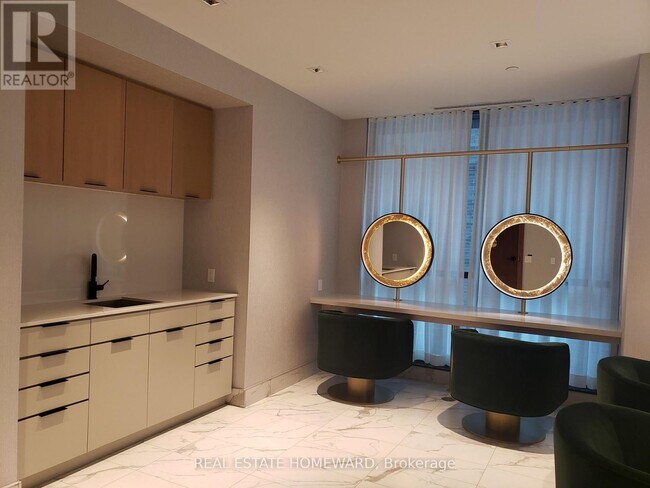 Photo du bâtiment - 327 King St W