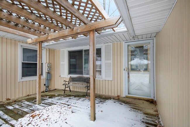 Foto del edificio - 5671 Christie Ave - Gorgeous 4 Bed