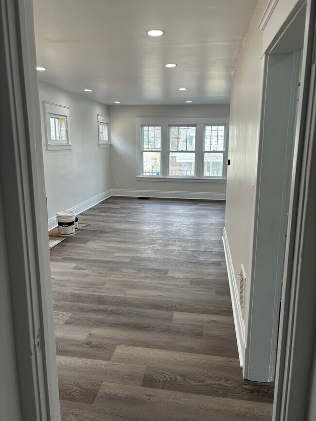 Living and dining area - 903 Northland Ave