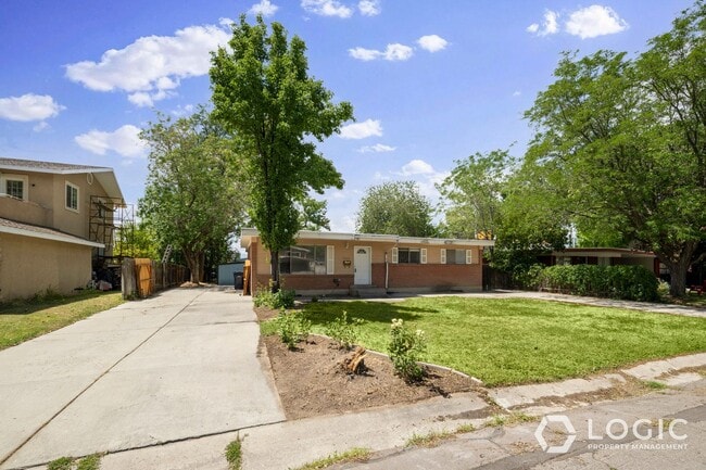 Building Photo - Beautiful Spacious Home in Great Sandy Loc...