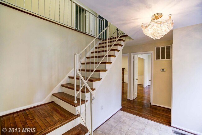 Foyer - 3000 Phyllmar Pl