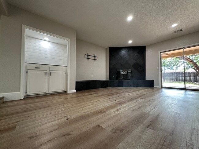 Building Photo - 8915 N Rockwell Dr