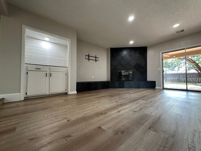 Foto del edificio - 8915 N Rockwell Dr