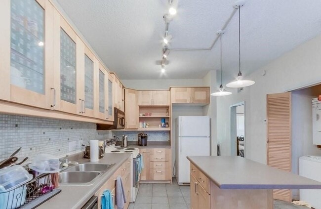 Building Photo - 2216 San Gabriel St