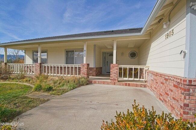 Building Photo - 1905 Lakeshore Dr