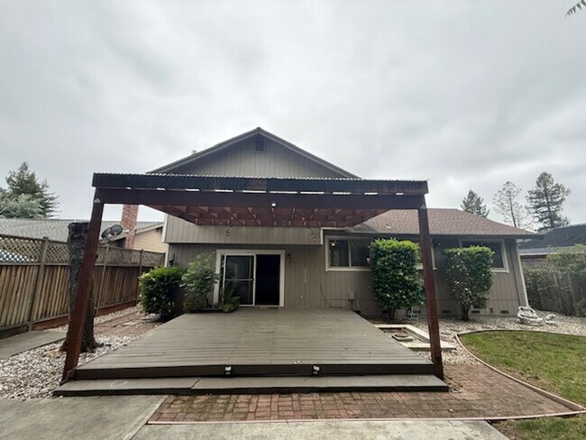 Foto del edificio - Private Redwood Setting | 4BR Home with Family Room, Bar & Garage Workspace - Available Now