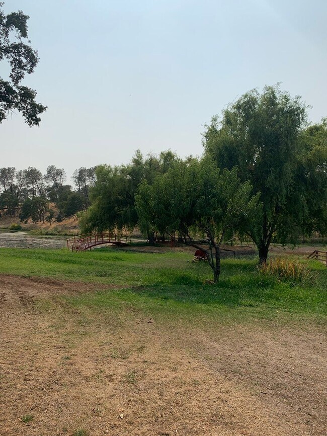 Foto del edificio - Desirable location. Privacy, pond view, on...