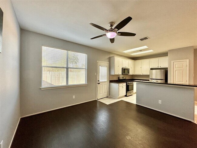 Foto del edificio - 2938 Loganberry Park Ln