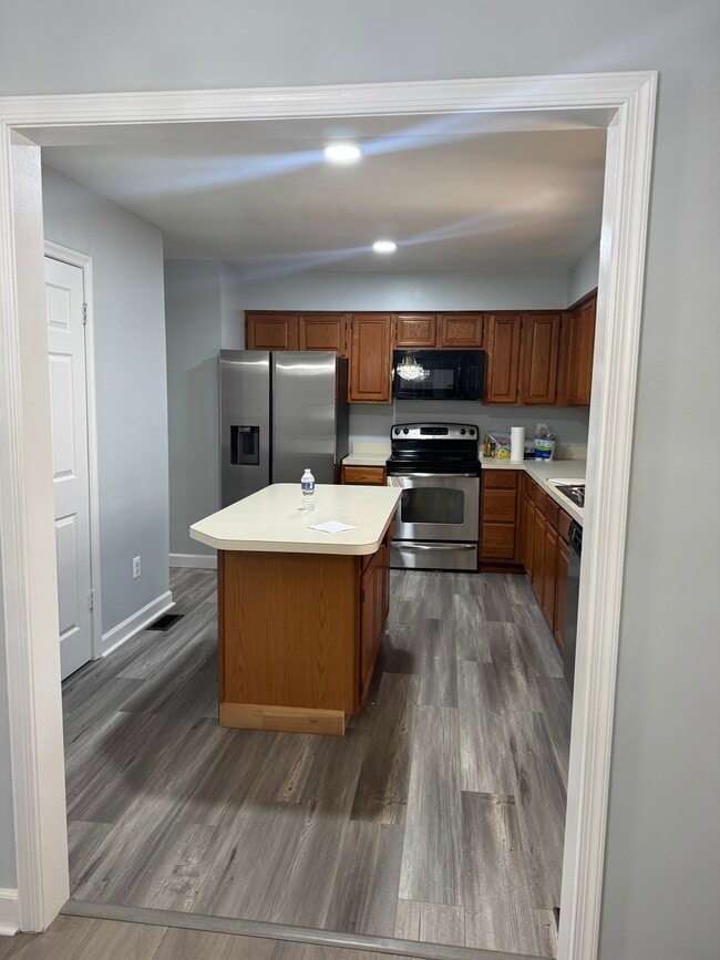 Building Photo - 8208 Sleepy Hollow Dr