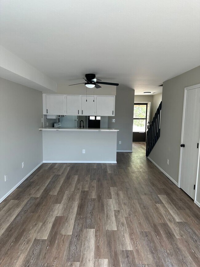 Foto del edificio - 5462-5462 Fiesta Ln