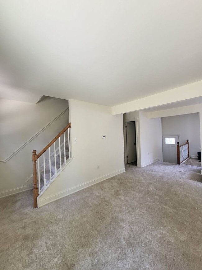 Building Photo - HUGE Yard and New Kitchen!