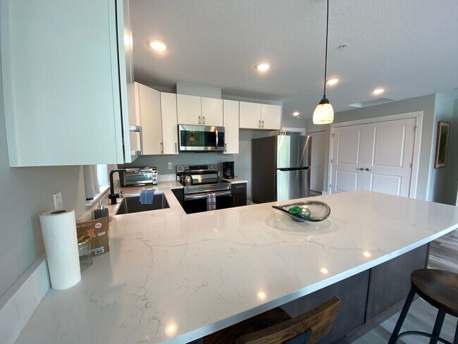 Foto del edificio - Fully Furnished 2 Bedroom 1 Bath Condo | T...