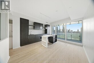 Building Photo - 197 Yonge St