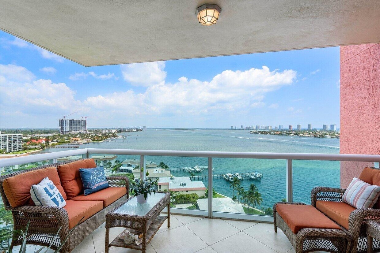Foto principal - 2650 Lake Shore Dr