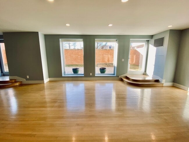 Building Photo - {221 #503} Incredible Regency House Condo ...