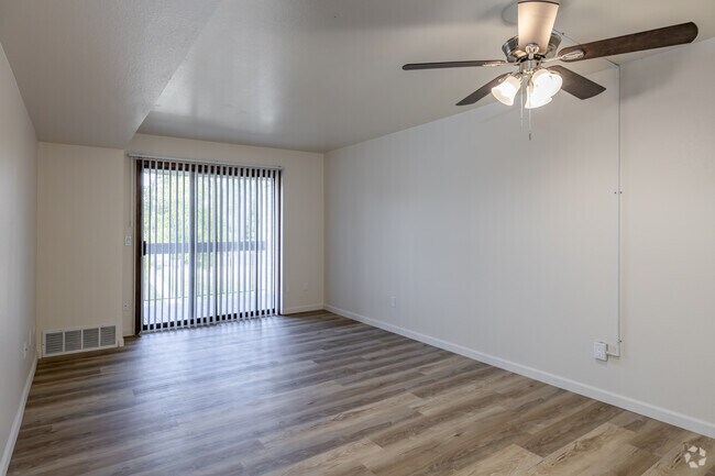 Hampton - Sala de estar - Benson Hills Apartments