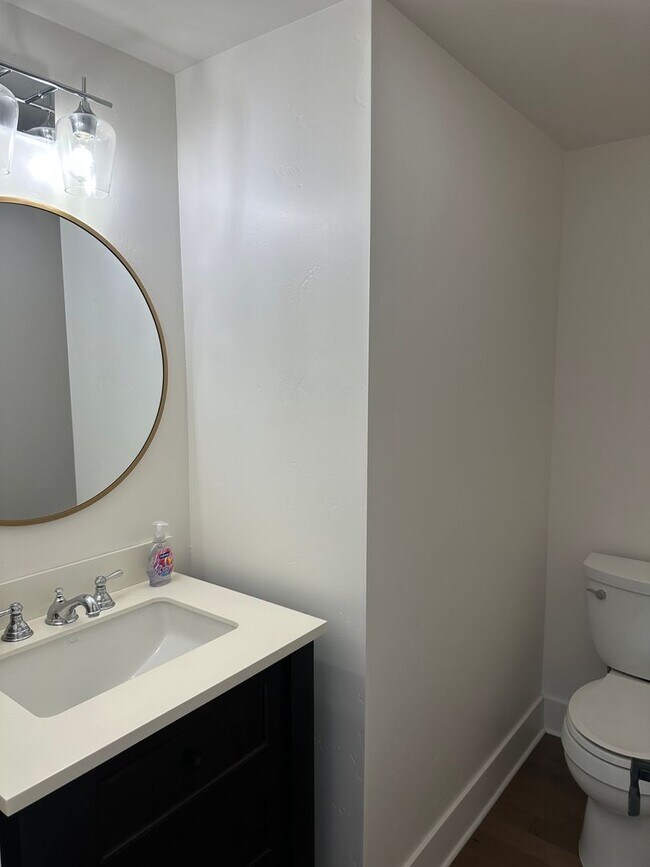 Foto del edificio - Just reduced! Walk to shops, and beach!