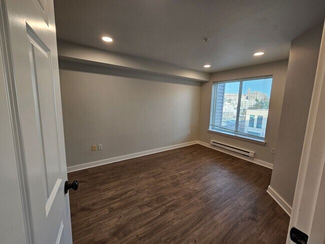 Building Photo - Modern 1BR on First Hill – In-Unit Laundry, Secure Parking, Steps to Pill Hill & Seattle U