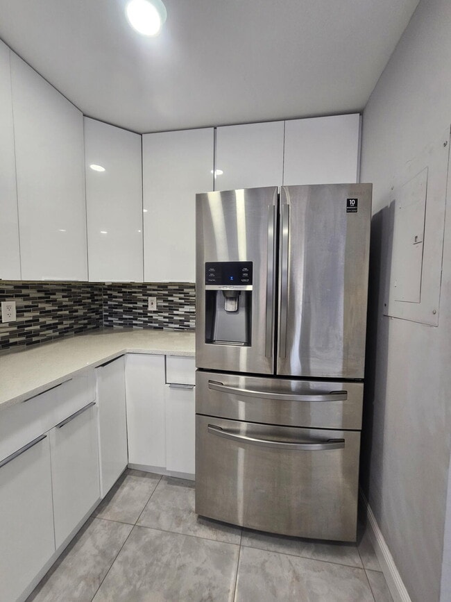 Building Photo - 331 Cypress Way W