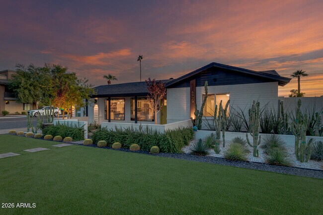 Foto del edificio - 6929 E 6th St