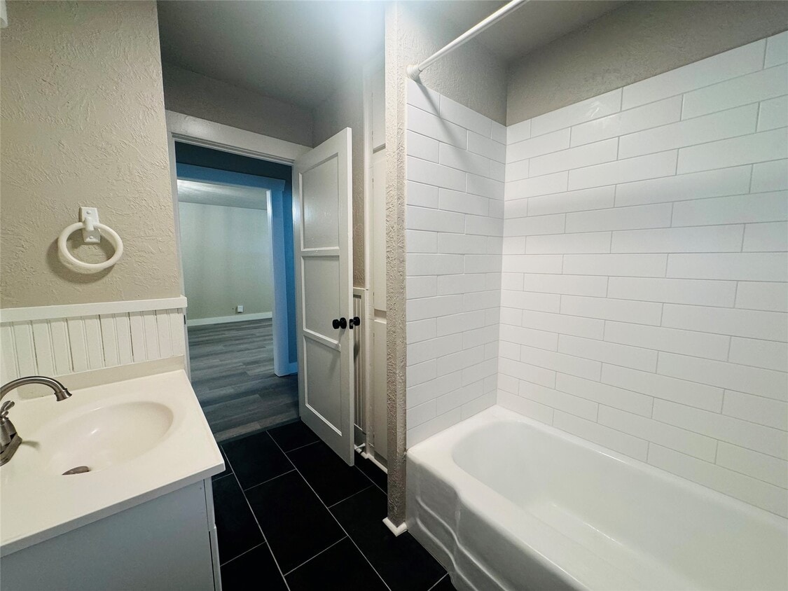 Building Photo - 510 W 6th St